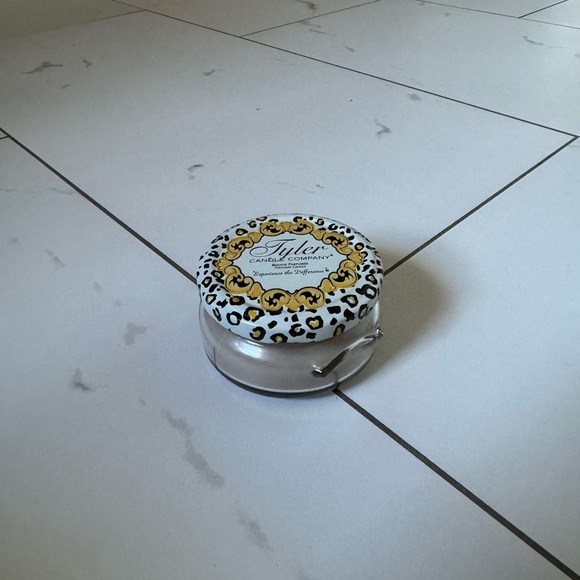 TYLER CANDLE COMPANY “DIVA” SCENT (1 PC) - Picture 2 of 3